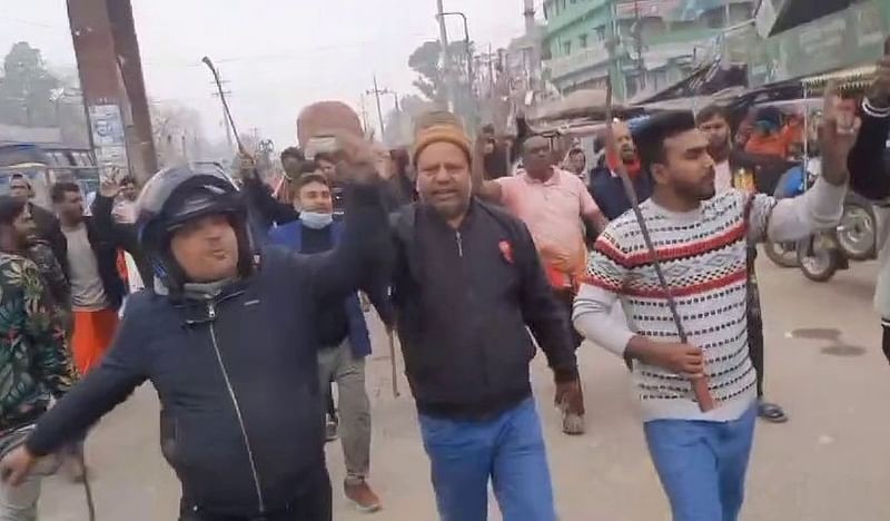 বুড়িগঙ্গার ওপারে ‘আব্বা বাহিনী’